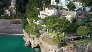 sequestrata-la-villa-che-fu-di-zeffirelli-a-positano-presunti-abusi-edilizi-e-violazioni-paesaggistiche