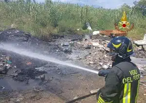 incendio discarica abusiva pontecagnano faiano 21 maggio
