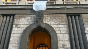 salerno-aderisce-a-un-sudario-per-gaza-sudario-simbolico-esposto-sulla-facciata-del-comune