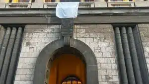 salerno-aderisce-a-un-sudario-per-gaza-sudario-simbolico-esposto-sulla-facciata-del-comune