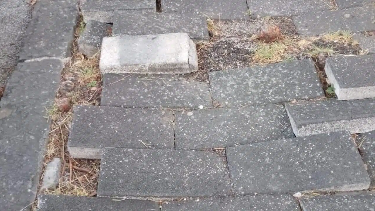 Pavimentazione sconnessa Piazza Casalbore