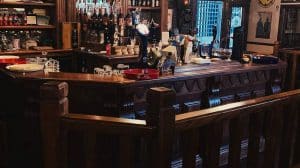 Salerno, furto notturno al pub The Clan Tavern: rubati fondo cassa e mance dei dipendenti