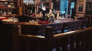 Salerno, furto notturno al pub The Clan Tavern: rubati fondo cassa e mance dei dipendenti