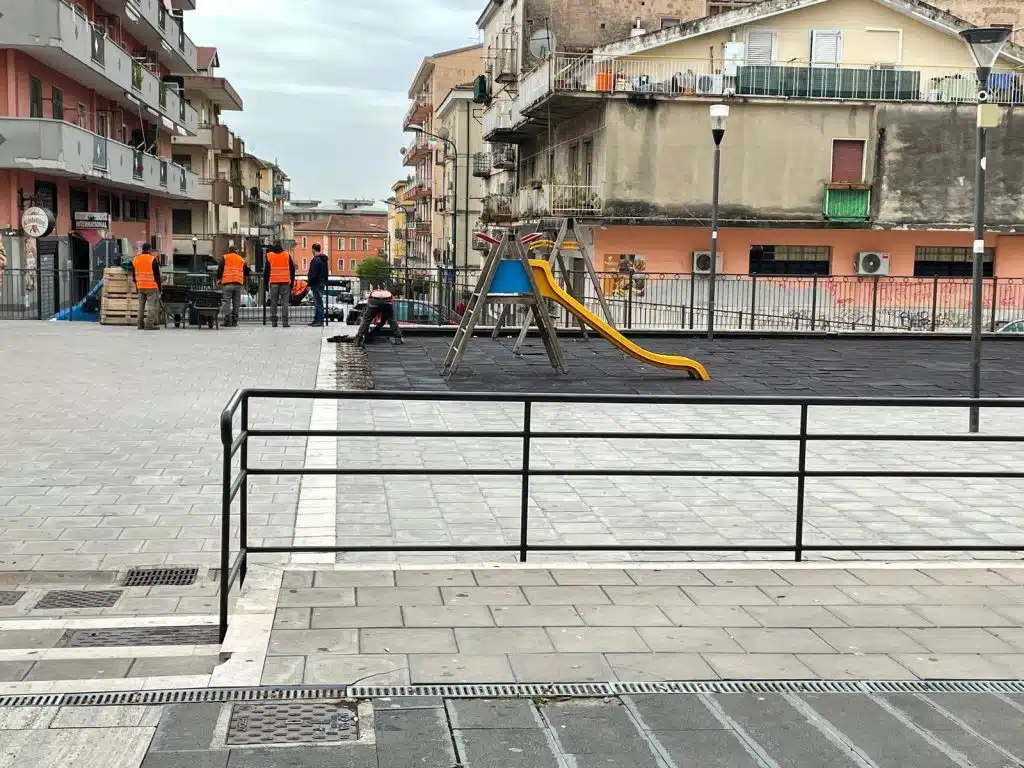 Eboli atti vandalici Piazza Pezzullo