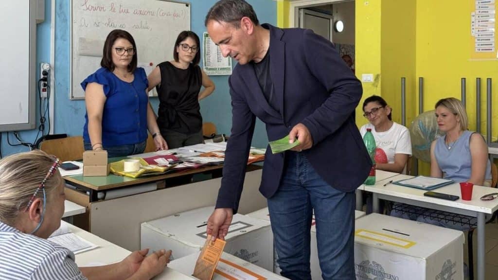 Referendum, il sindaco Aliberti vota contro l’indicazione del partito: “La politica del silenzio svuota la democrazia”