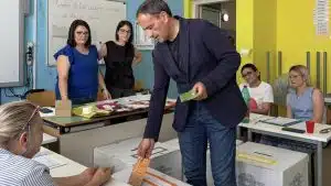Referendum, il sindaco Aliberti vota contro l’indicazione del partito: “La politica del silenzio svuota la democrazia”