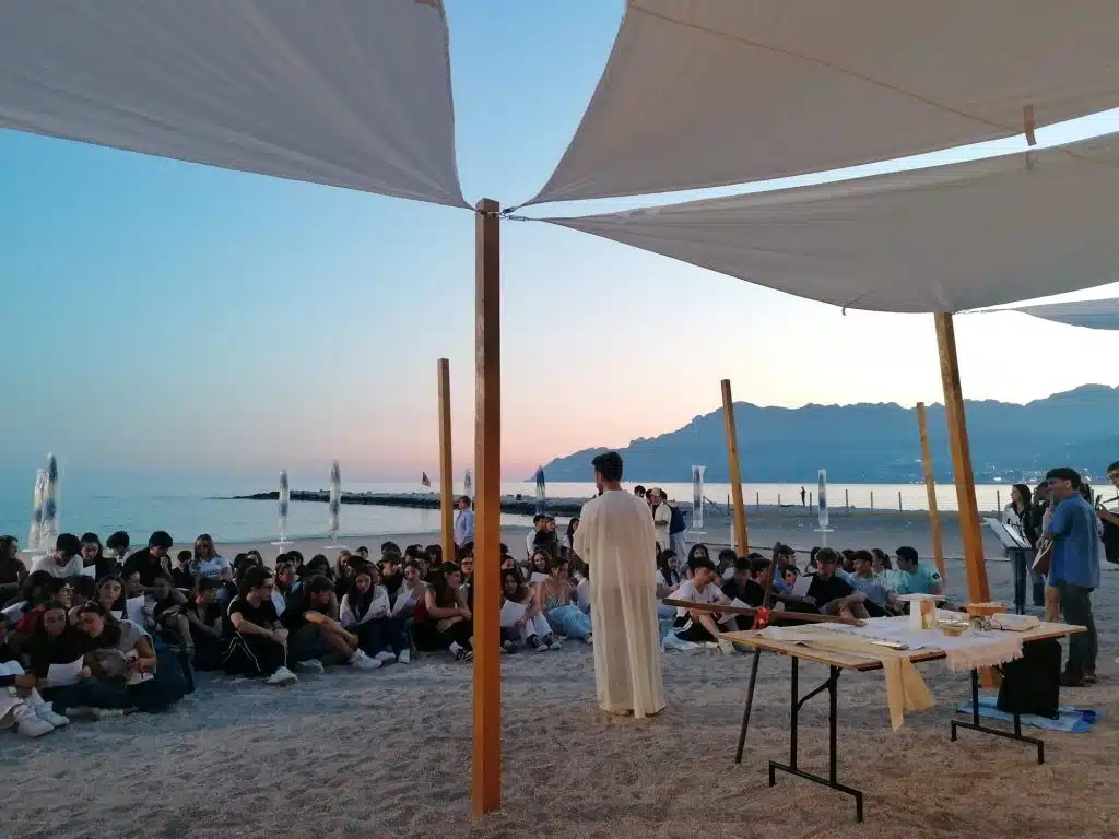 Maturità, a Salerno la benedizione delle penne: un rito che si rinnova tra fede e incoraggiamento