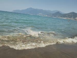 Mare sporco tra Pastena e Torrione: proteste dopo il ripascimento