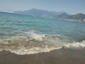 Mare sporco tra Pastena e Torrione: proteste dopo il ripascimento