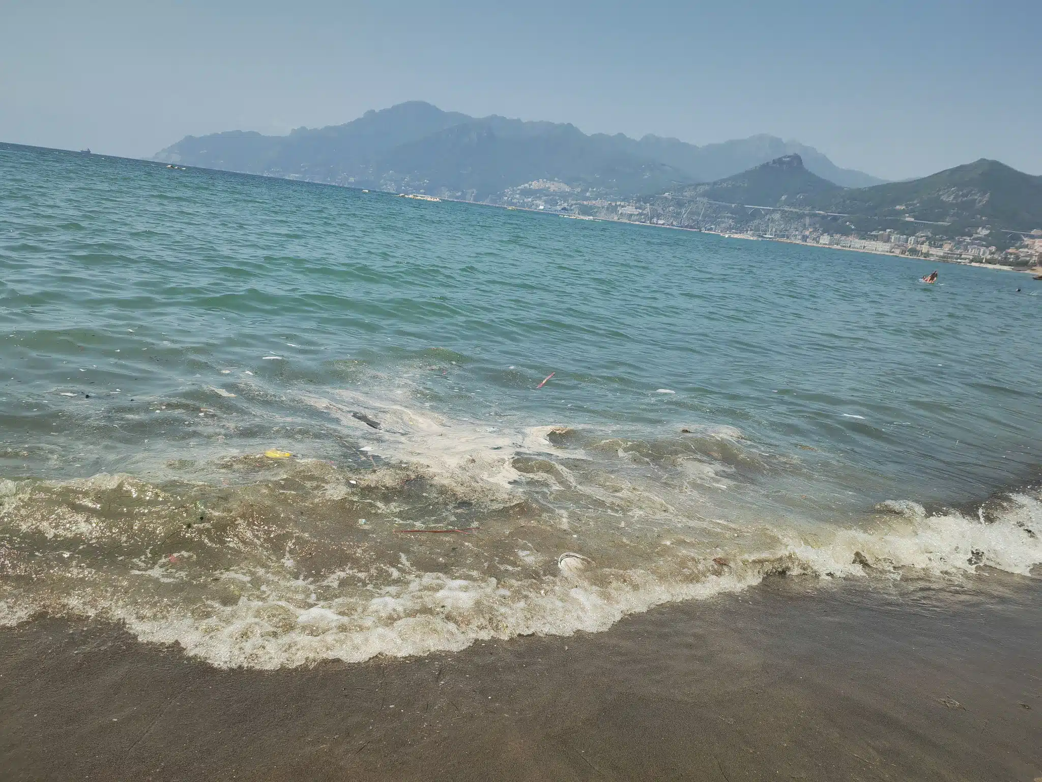 Mare sporco tra Pastena e Torrione: proteste dopo il ripascimento