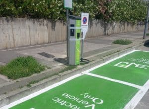 Salerno, mobilità sostenibile in marcia: attivate colonnine per auto elettriche e semafori intelligenti