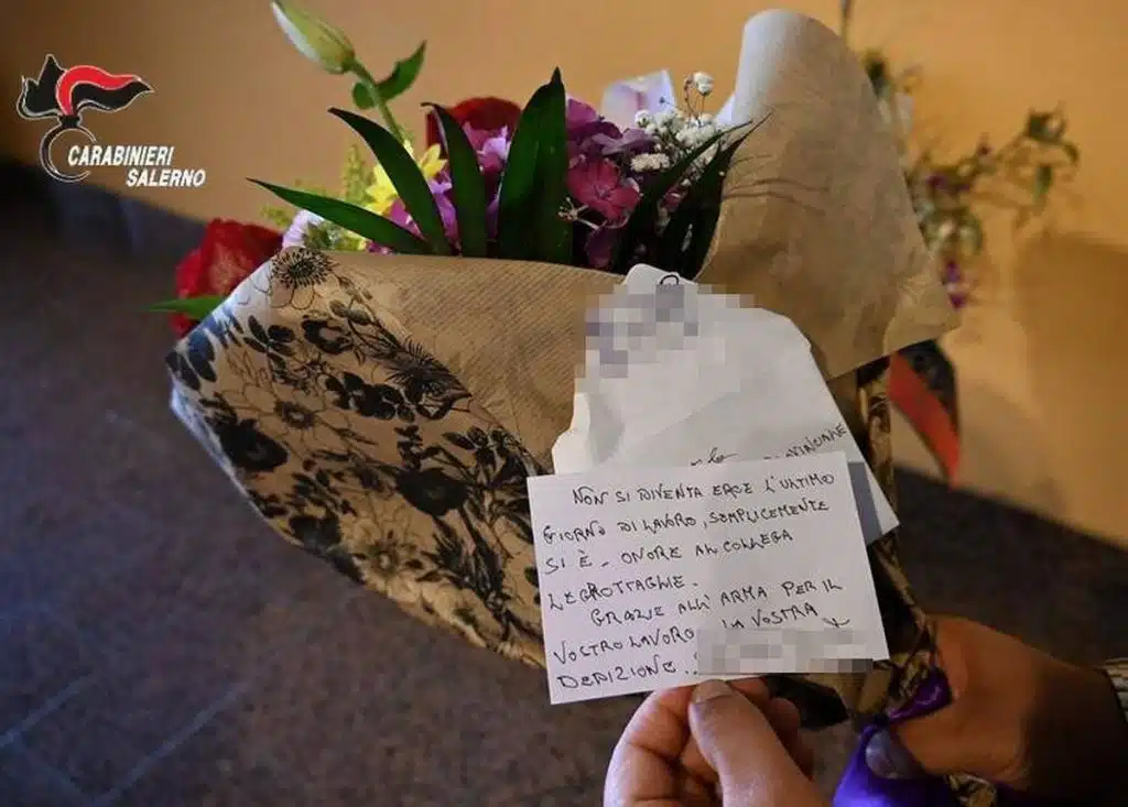 Salerno, fiori e sirene accese per il brigadiere ucciso: il commosso tributo della provincia a Carlo Legrottaglie