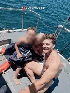 castellammare stabia bambino nonna trascinati mare salvati