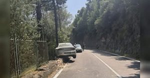 Amalfitana, incidente a Erchie: auto sfonda recinzione metallica, traffico in tilt
