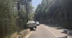 Amalfitana, incidente a Erchie: auto sfonda recinzione metallica, traffico in tilt