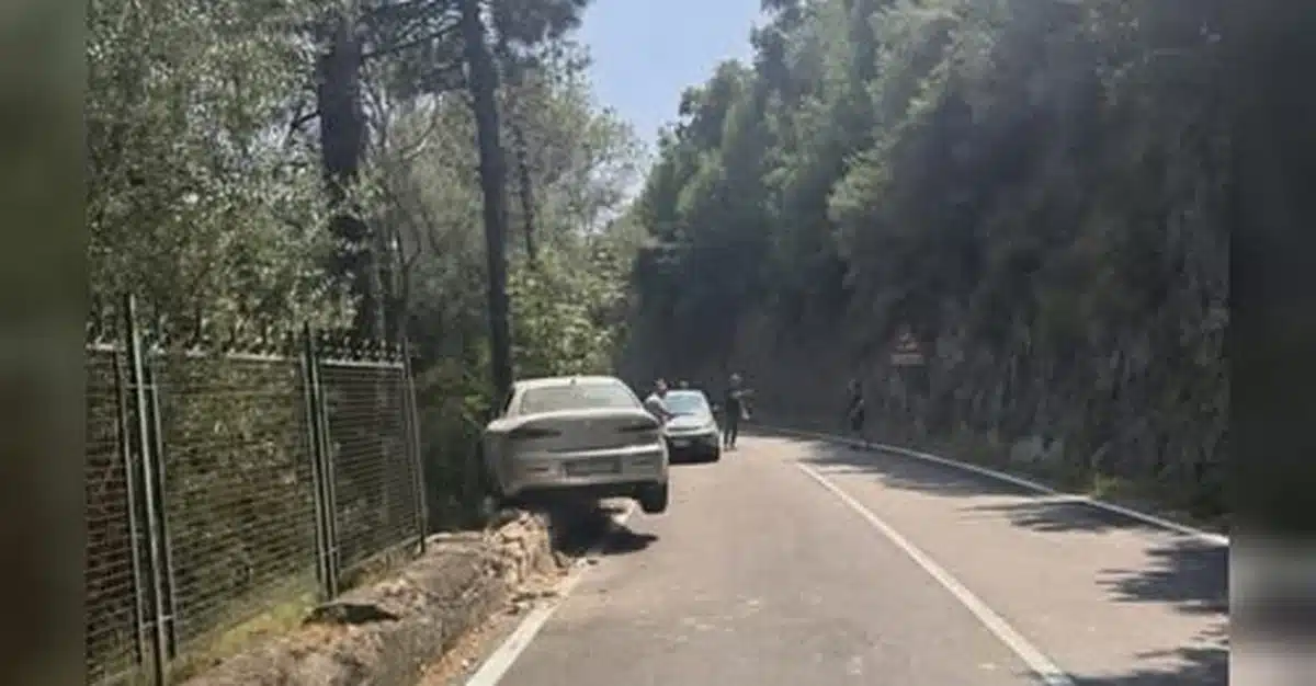 Amalfitana, incidente a Erchie: auto sfonda recinzione metallica, traffico in tilt