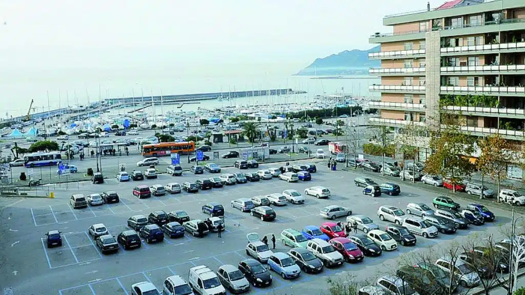 Salerno, rissa nella notte in Piazza Mazzini: attimi di panico tra residenti e turisti