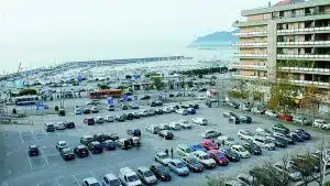 Salerno, rissa nella notte in Piazza Mazzini: attimi di panico tra residenti e turisti