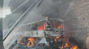 Autobus in fiamme sull’A16: paura e rallentamenti, salvi i passeggeri