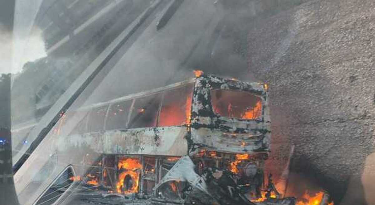 Autobus in fiamme sull’A16: paura e rallentamenti, salvi i passeggeri