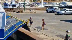 pozzuoli-turista-in-ritardo-riesce-a-imbarcarsi-il-traghetto-riapre-il-portellone-tra-stupore-e-applausi