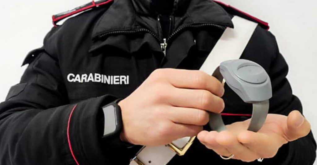salerno molesta pedina ex moglie divieto avvicinamento