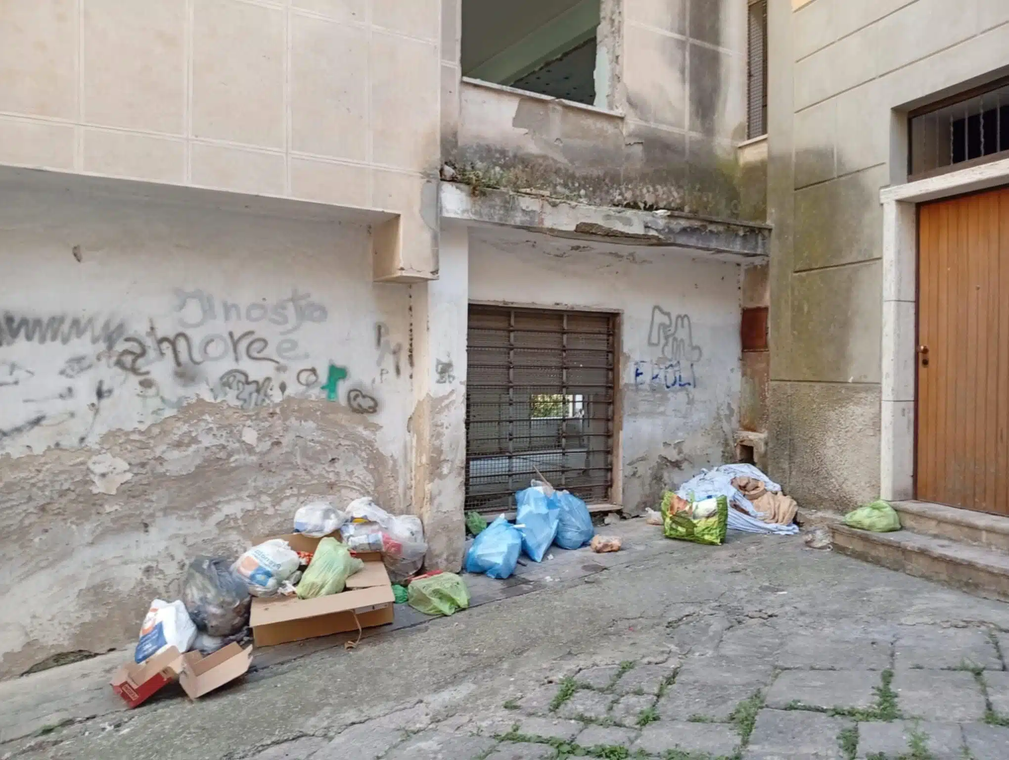 eboli rifiuti abbandonati multe