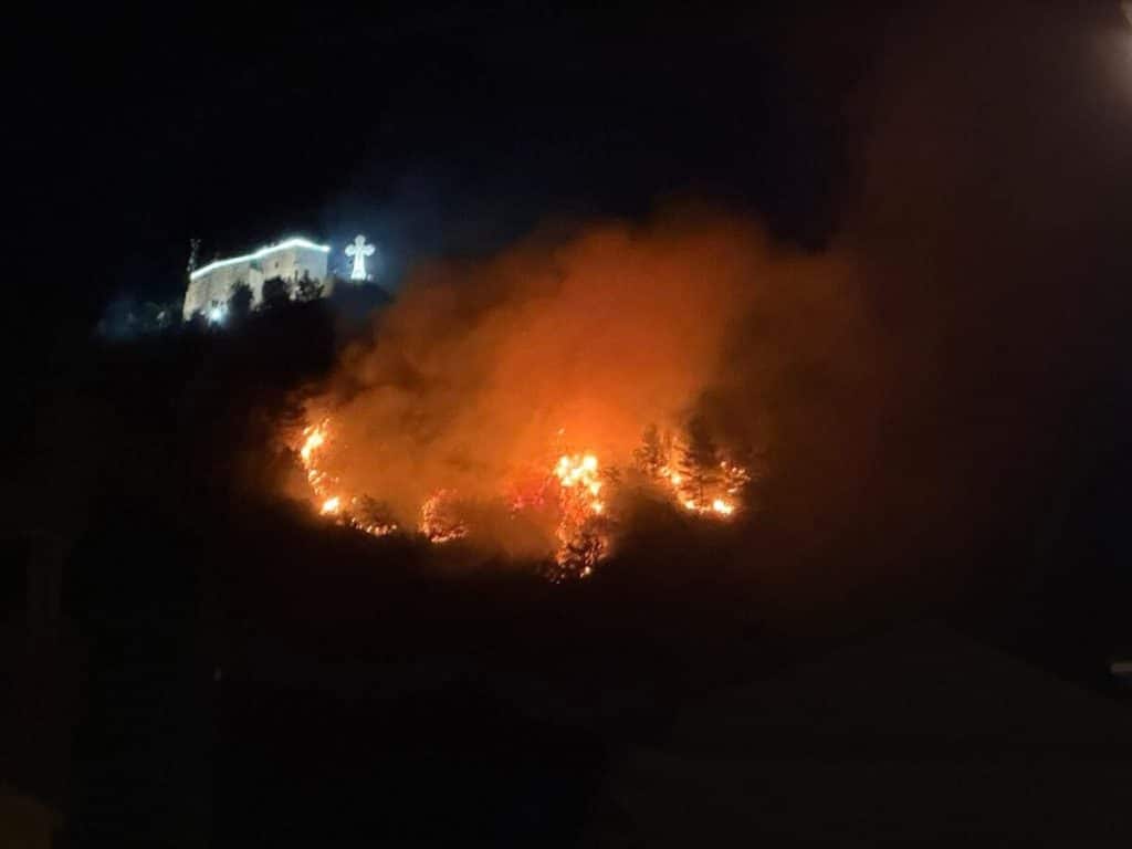 Incendio a Cava de' Tirreni, paura durante la festa del Monte Castello: sospeso lo spettacolo pirotecnico