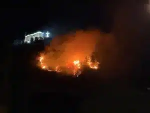 Incendio a Cava de' Tirreni, paura durante la festa del Monte Castello: sospeso lo spettacolo pirotecnico