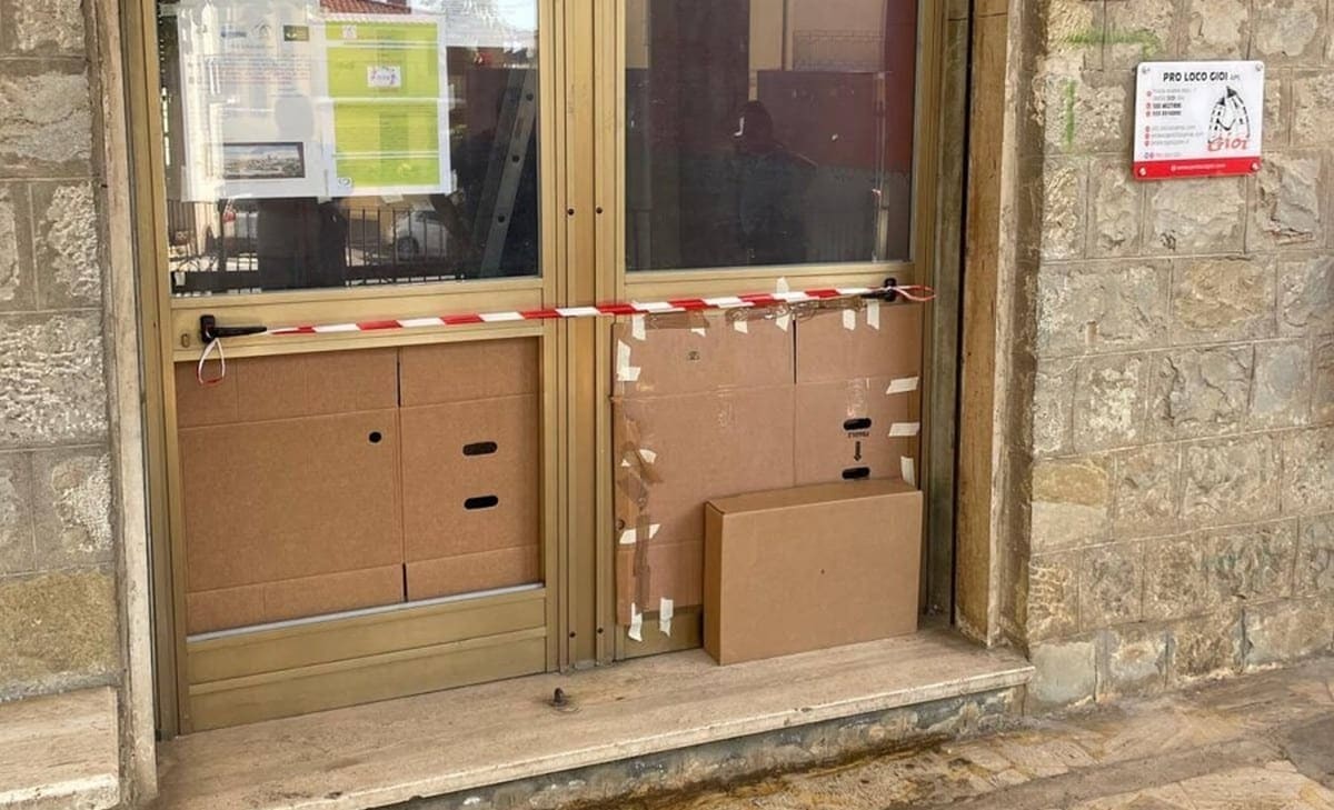 Gioi Cilento, vandalizzata la sede della Pro Loco e dell’associazione “Cristian Maio”: sgomento in paese