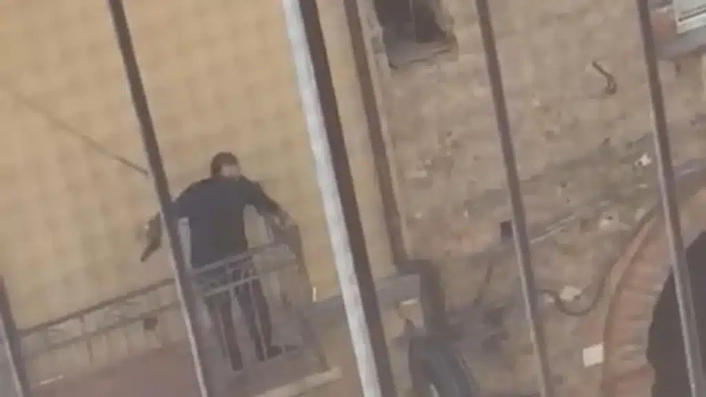 vallo lucania uomo armato pistola balcone