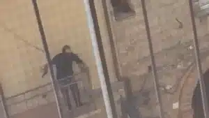 vallo lucania uomo armato pistola balcone