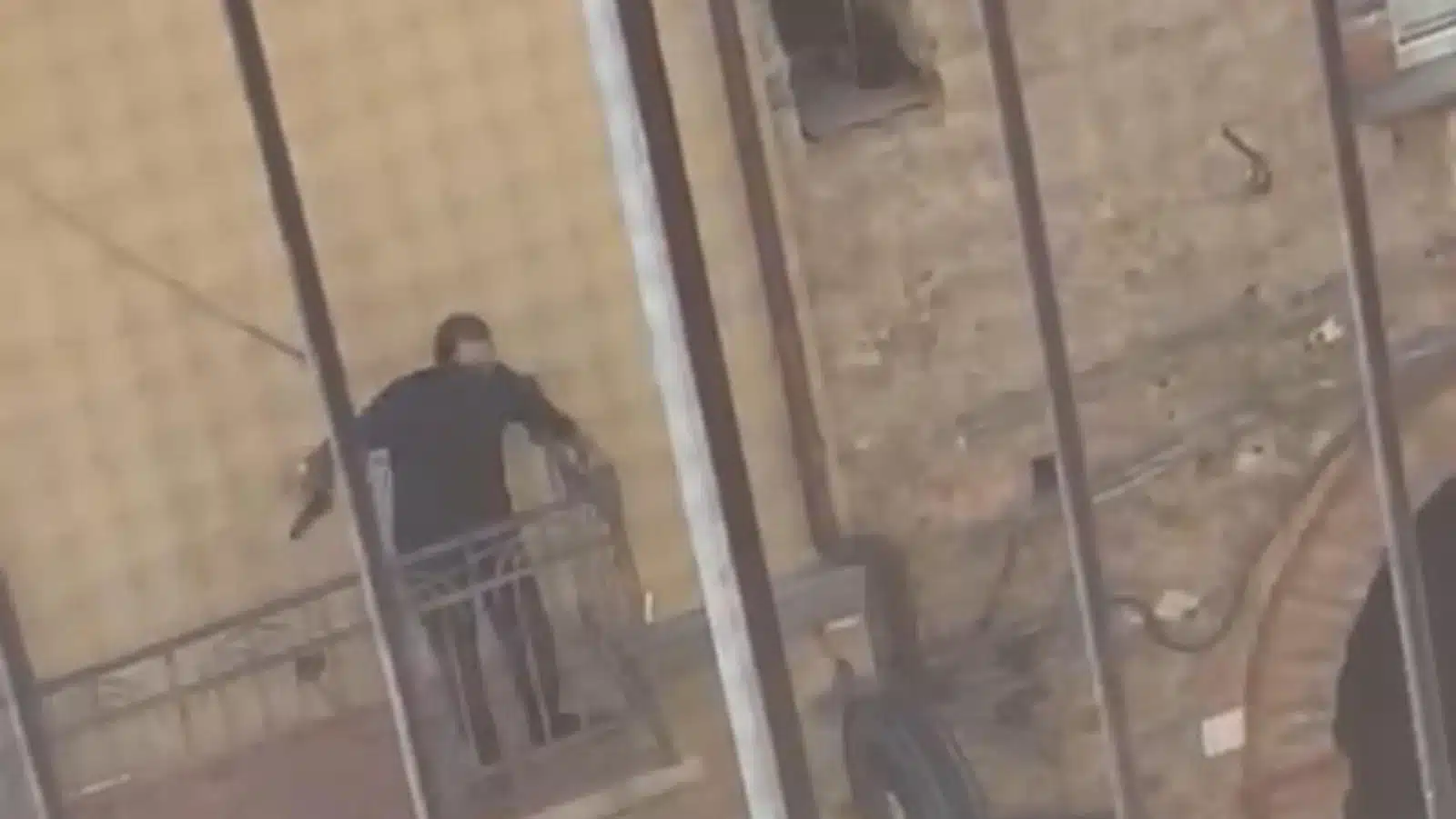 vallo lucania uomo armato pistola balcone
