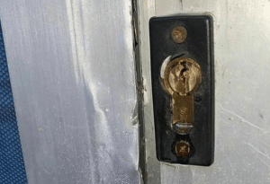 vandalizzata sede fratelli italia battipaglia 3 giugno