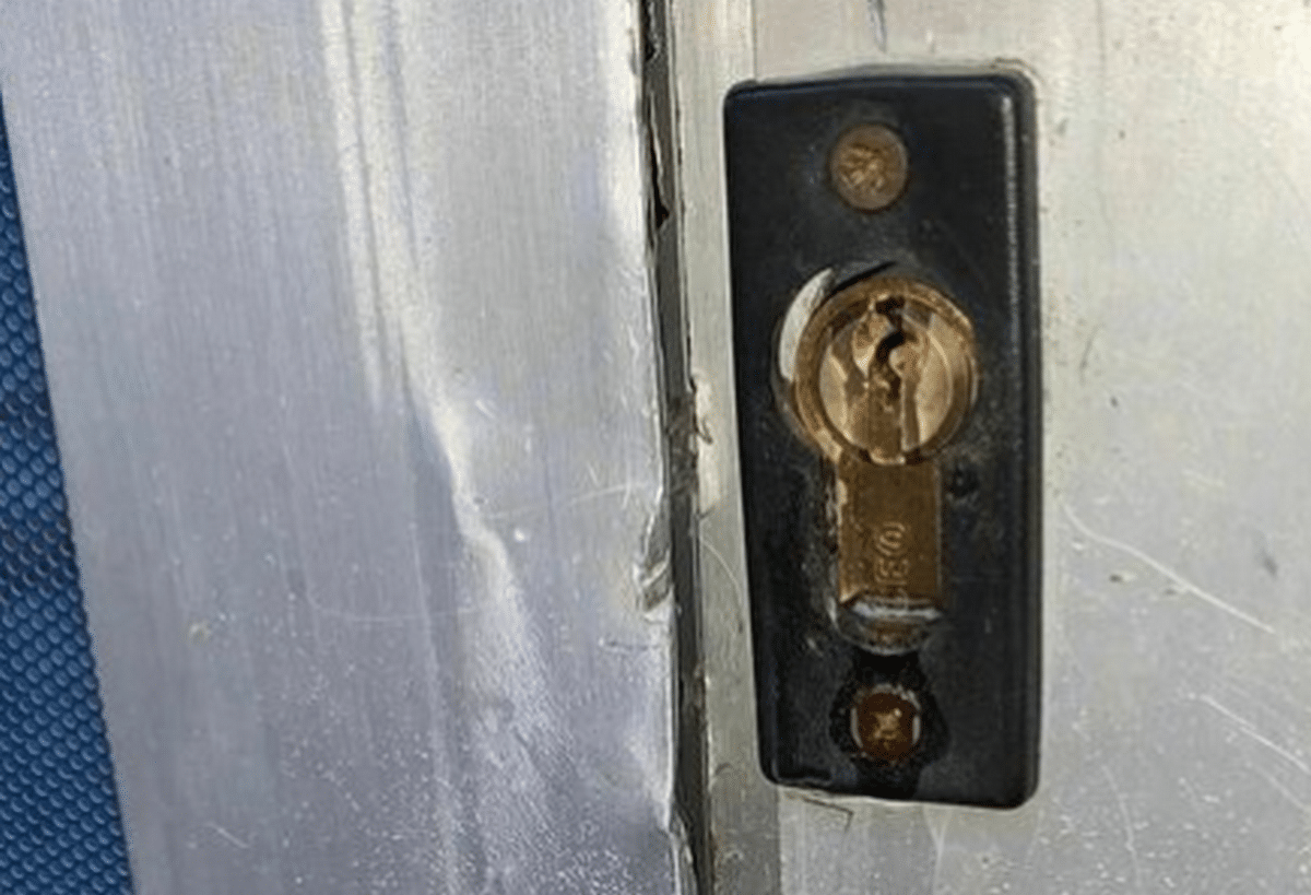 vandalizzata sede fratelli italia battipaglia 3 giugno