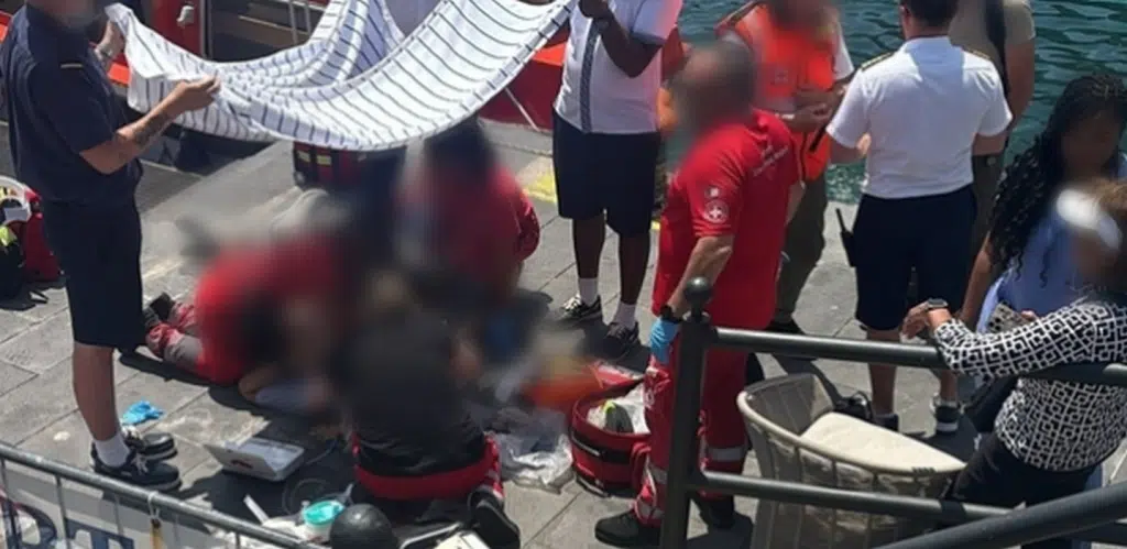 turista morto malore molo amalfi oggi 5 giugno