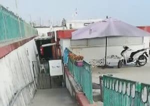 salerno-scooter-parcheggiato-sotto-lombrellone-dellassociazione-balnea-la-denuncia