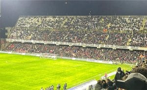 salernitana sampdoria sospesa lancio oggetti petardi