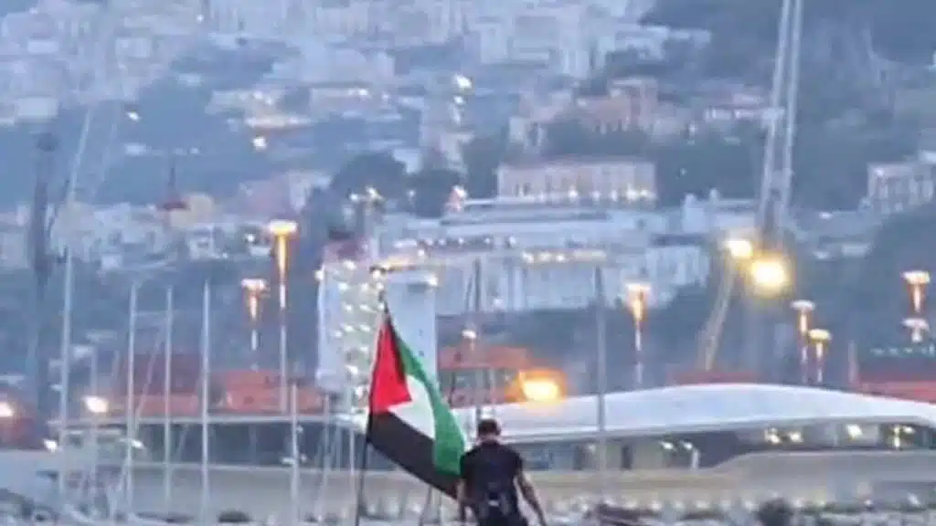 salerno bandiera palestina ragazzo scogli cosa è successo