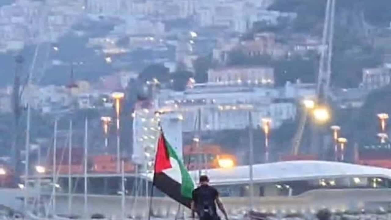 salerno bandiera palestina ragazzo scogli cosa è successo