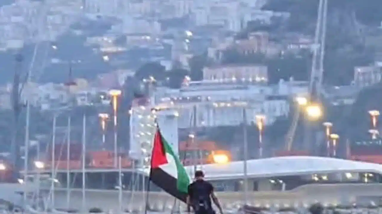 salerno bandiera palestina ragazzo scogli cosa è successo