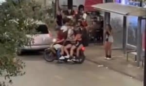 Follia a Salerno: 6 ragazzi su uno scooter senza casco, il caso segnalato al deputato Borrelli