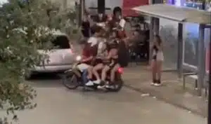 Follia a Salerno: 6 ragazzi su uno scooter senza casco, il caso segnalato al deputato Borrelli