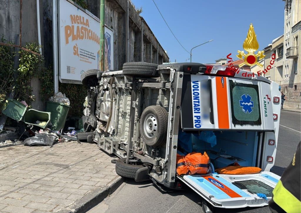 Salerno, incidente tra auto e ambulanza in via delle Calabrie: tre feriti