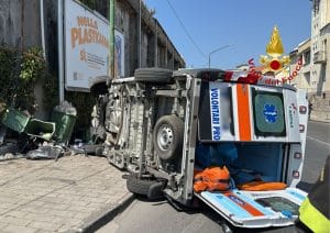 Salerno, incidente tra auto e ambulanza in via delle Calabrie: tre feriti