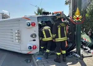 Salerno, incidente tra auto e ambulanza in via delle Calabrie: tre feriti