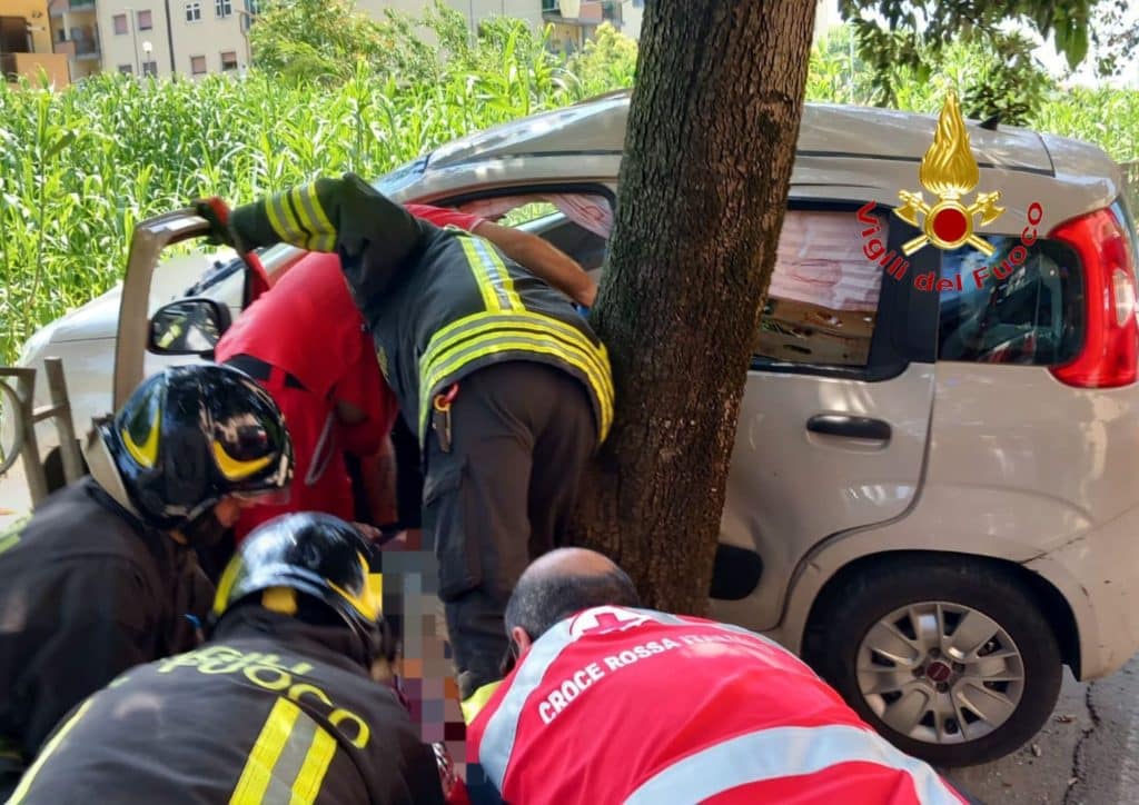 Incidente a Salerno, auto finisce contro un albero