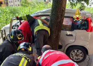 Incidente a Salerno, auto finisce contro un albero