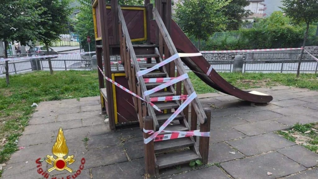 Montella, bimbo di 4 anni incastrato in giostrina: soccorso rapido dai Vigili del Fuoco