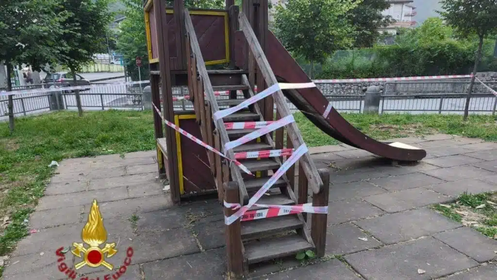 Montella, bimbo di 4 anni incastrato in giostrina: soccorso rapido dai Vigili del Fuoco